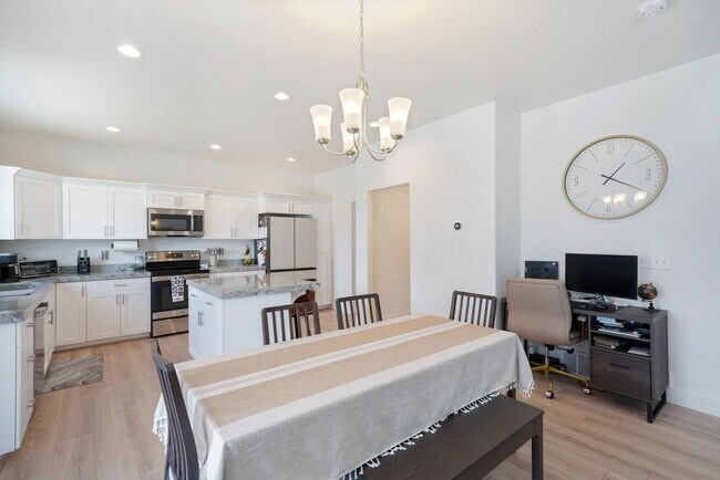 Foto del edificio - 7192 N Silver Spring Way