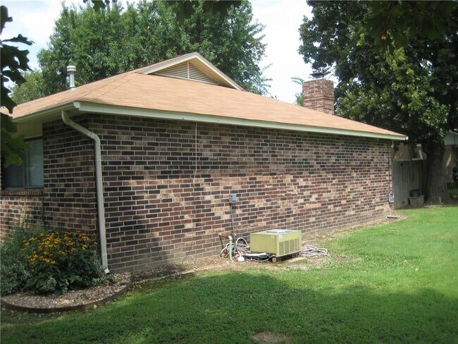 Building Photo - 3601 W Beechwood Dr