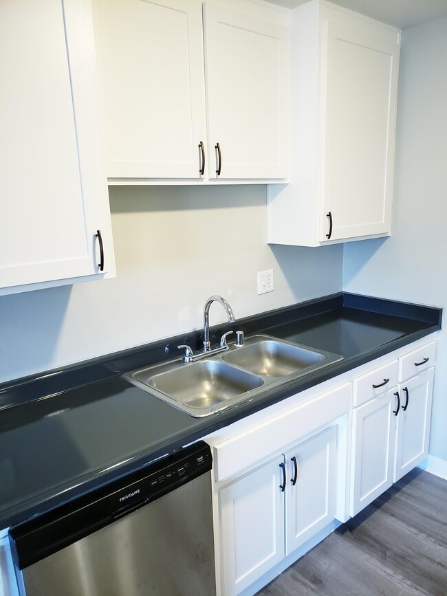 Building Photo - Top Floor Open Concept  Bedroom With  Cour...