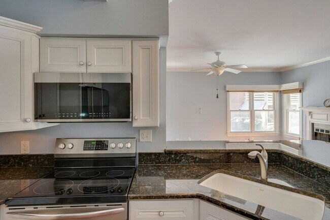 Foto del edificio - Spacious 2BR/2BA End Unit Condo in Desirab...