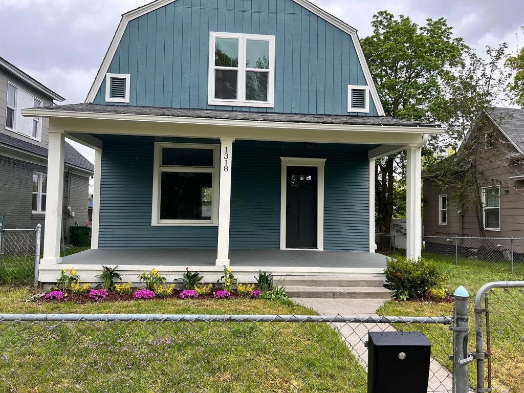 Primary Photo - 1318 W. Augusta Ave