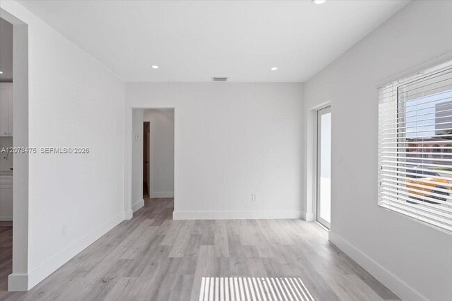 Building Photo - 449 E 10th St
