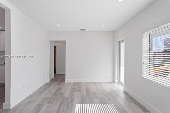 Foto del edificio - 449 E 10th St