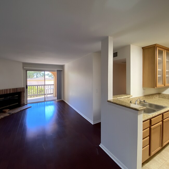 Foto del edificio - Awesome Condo - Complex W/ Pool, Gym & BBQ...