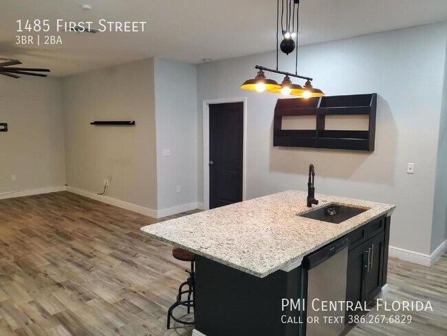 Foto del edificio - Contemporary 3 Bedroom, 2 Bath Orange City...