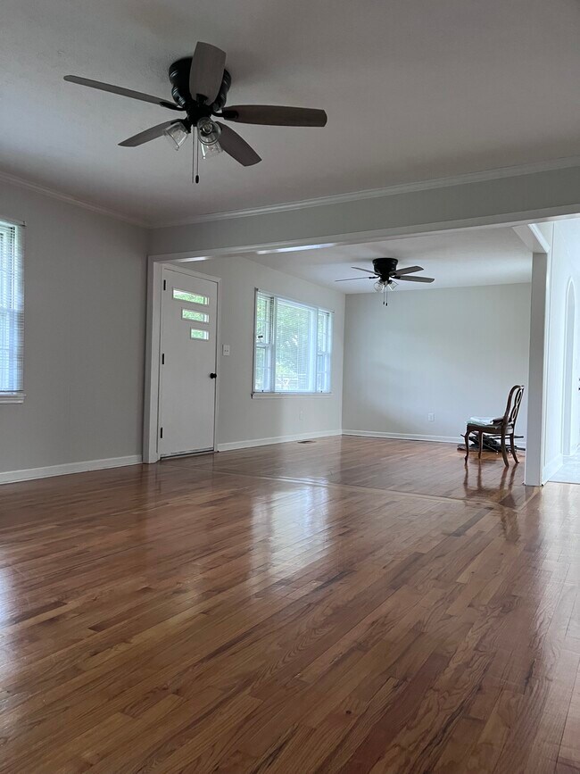 Sala de estar y comedor 1 - 4365 Pope Ave