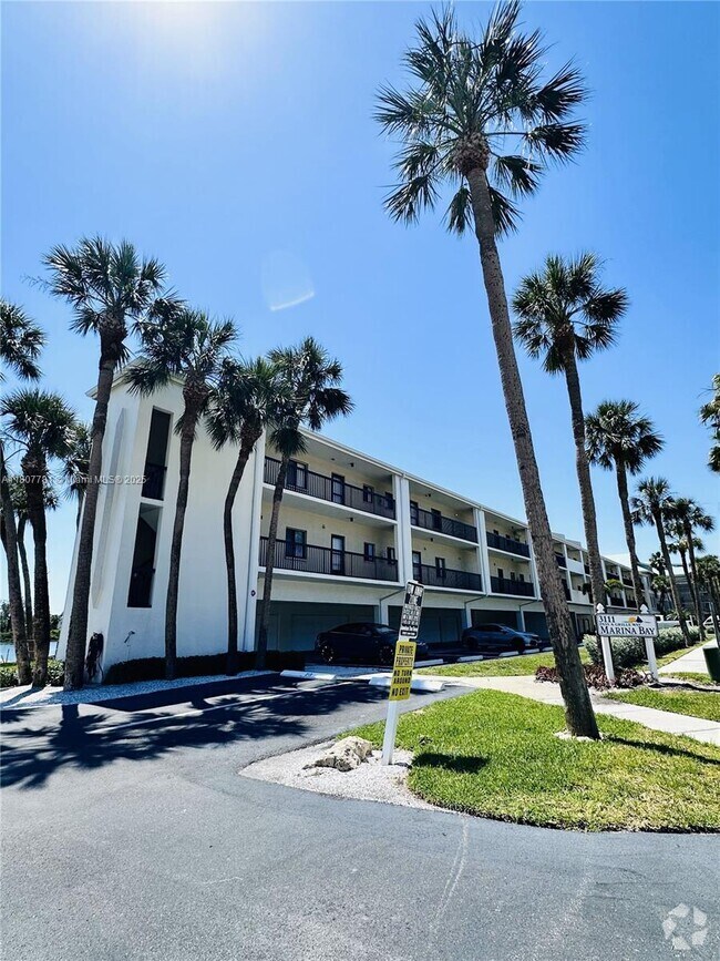 Building Photo - 3111 Pass a Grille Way