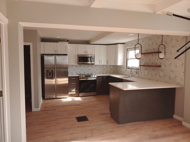 Building Photo - Newly custom-renovated 3 bedroom in Neighb...