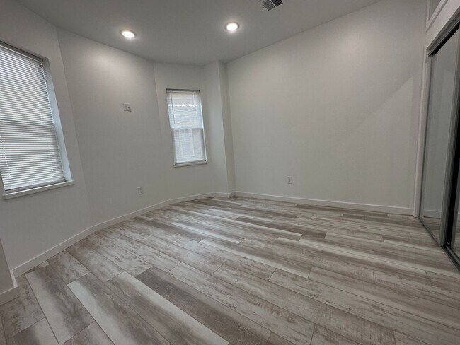 Foto del edificio - Modern & spacious 2Bedroom 1Bath Apartment