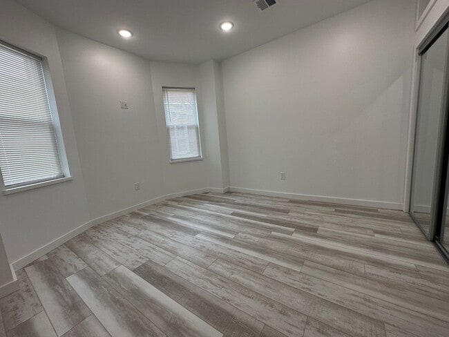 Building Photo - Modern & spacious 2Bedroom 1Bath Apartment