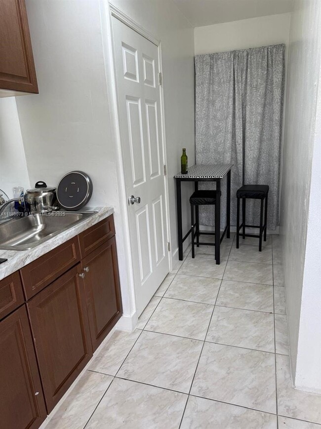 Building Photo - 826 SW 12th Ct