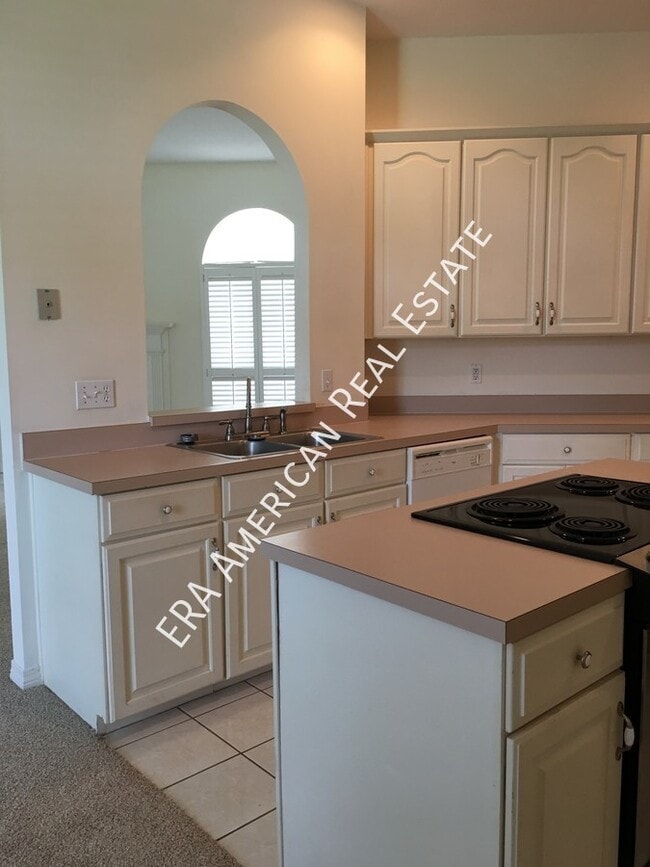 Building Photo - Walking distance to Harborwalk Village!