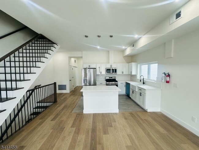 Building Photo - 14 Nelson Pl