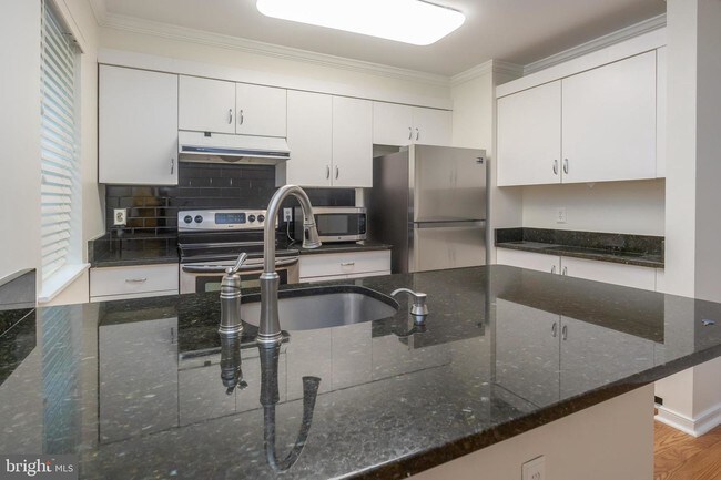 Foto del edificio - 8 Edgewood Green Ct