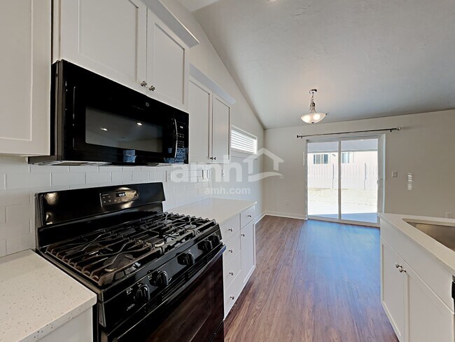 Foto del edificio - 504 Diamond Lake St
