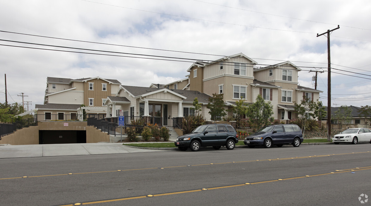 Foto del edificio - Broadway Village