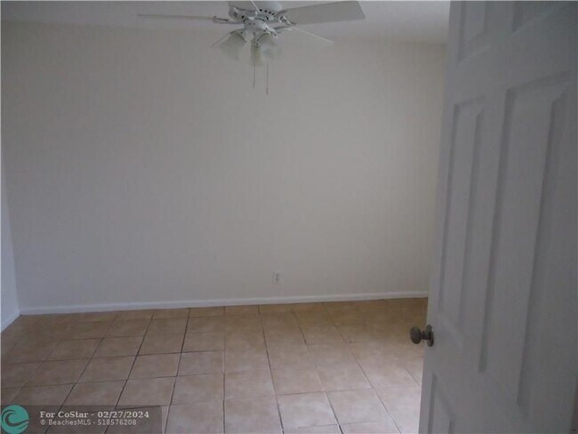 Foto del edificio - 2421 NW 56th Ave