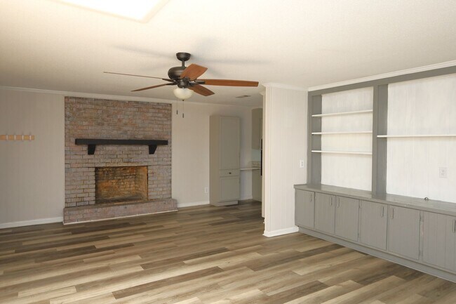 Building Photo - 111 Fairway Dr