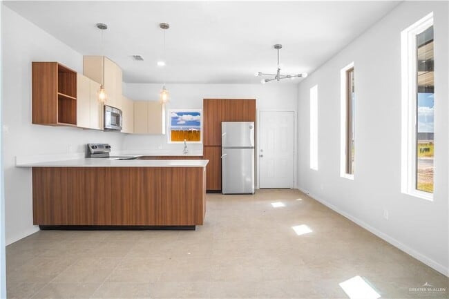 Building Photo - 704 N Alexandrite Ave