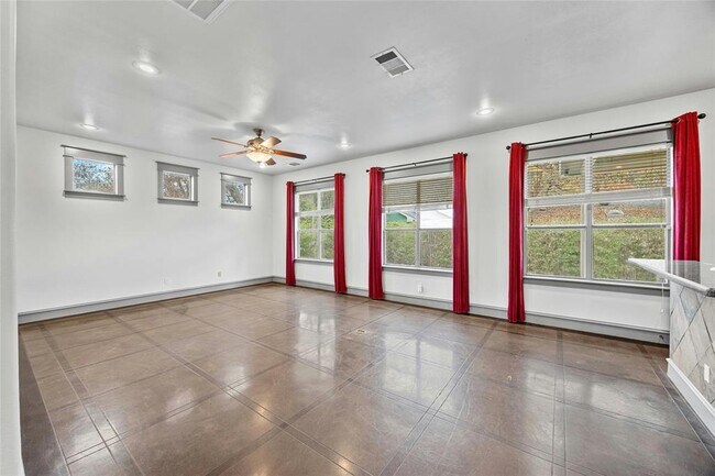 Foto del edificio - 5617 Clay Ave