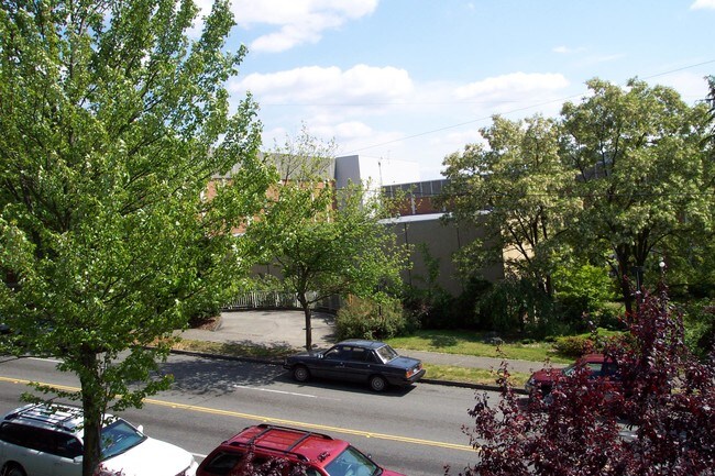 Foto del edificio - 1402 E Cherry St