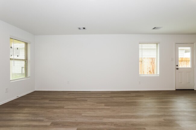 Building Photo - 423 Jewett Meadow Dr