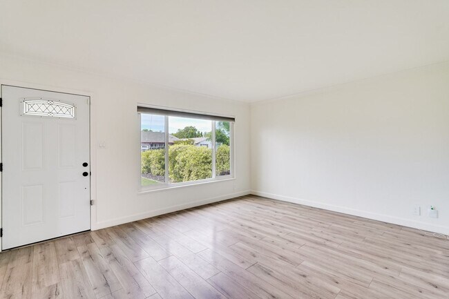 Foto del edificio - Rare 2 Bed 1 Bath Home with Huge Private Backyard