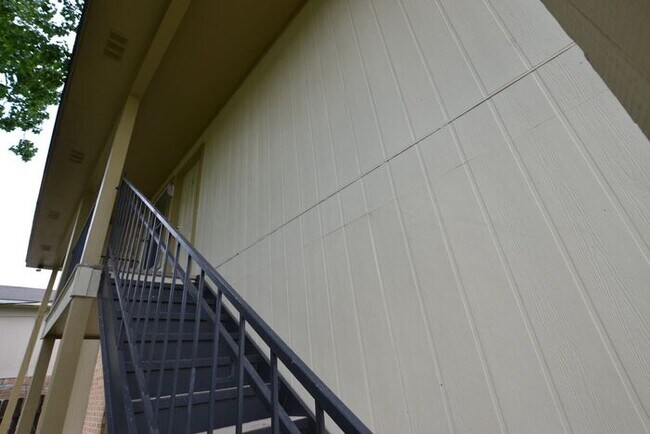 Building Photo - 2150 N Sherwood Forest Dr