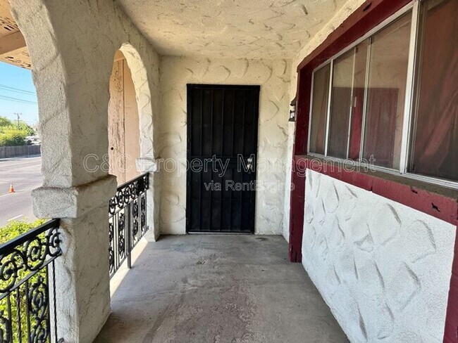 Foto del edificio - 1668 W Ashlan Ave