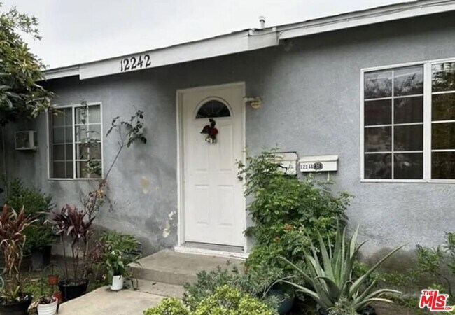 Building Photo - 12242 Vanowen St