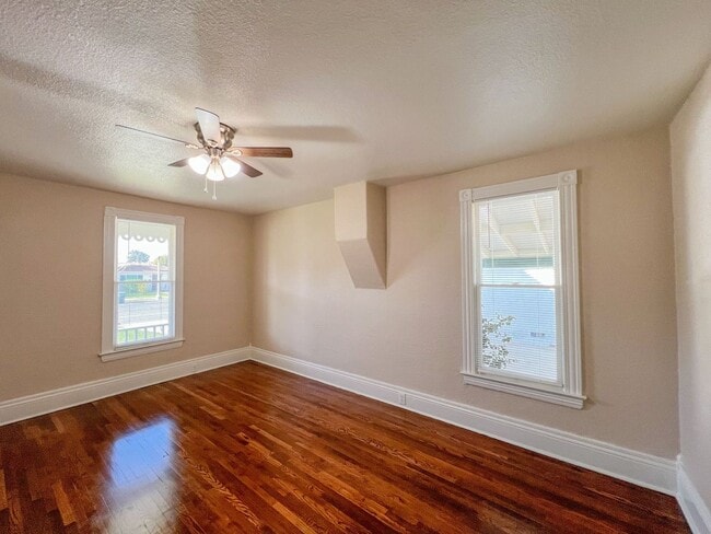 Building Photo - Los Alamitos 4 Bed 2 Bath House - 2 Car Gar - Wood Flooring - Huge Yard - Cute!!!