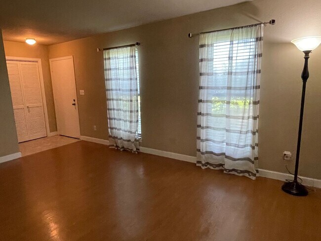 Building Photo - MOVE IN SPECIAL $250 OFF FIRST MONTH'S REN...