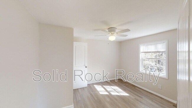 Foto del edificio - 2419 E Monument St