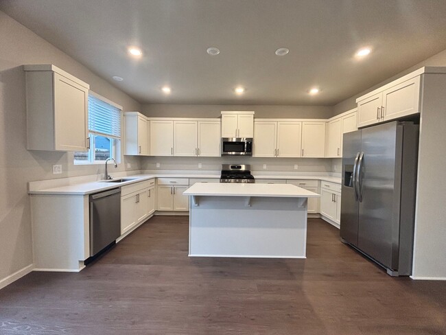 Building Photo - Brand New 5 Bedroom Gresham Home, Availabl...