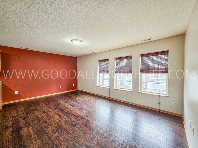 Foto del edificio - Bright & Spacious Waukee Townhome Near Dining, Shopping & Entertainment and attached 2-car garage