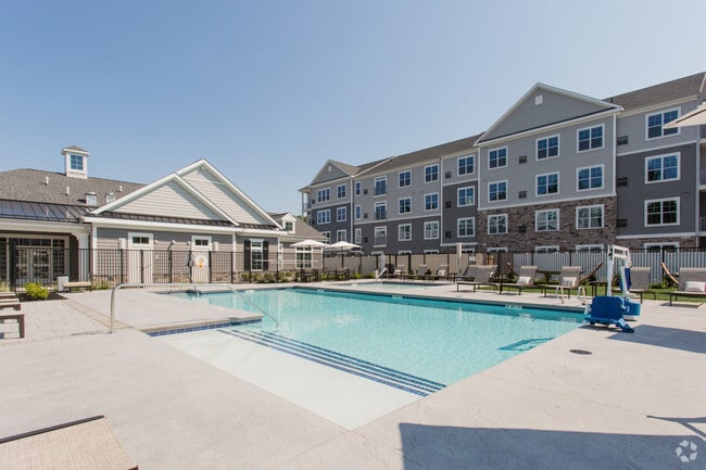 Outdoor Pool - Parc Westborough