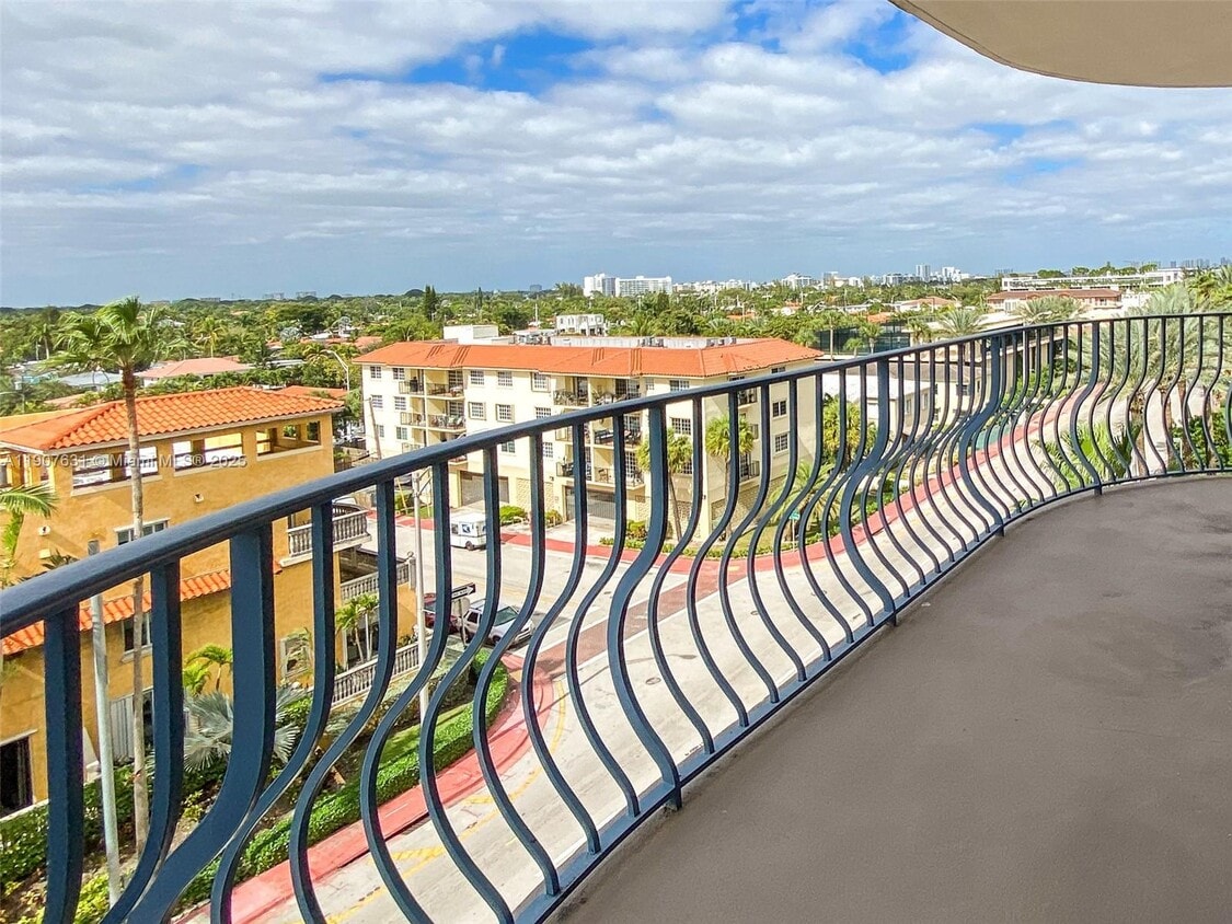 Foto principal - 8877 Collins Ave