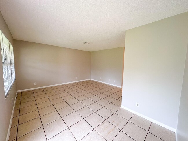 Building Photo - 2682 Hinda Rd