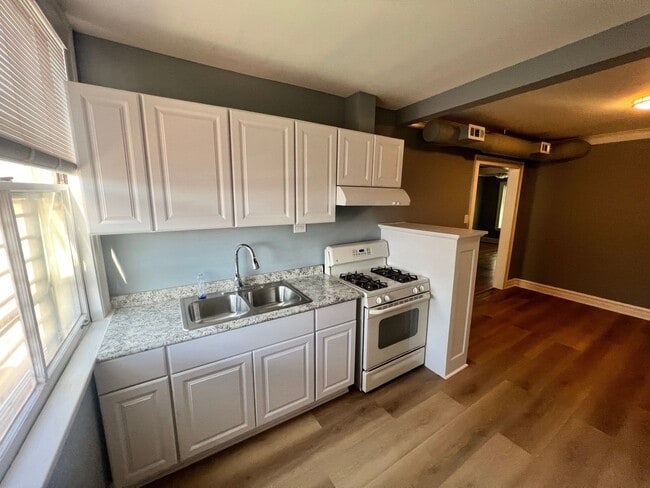 Building Photo - 3023 W 58th St