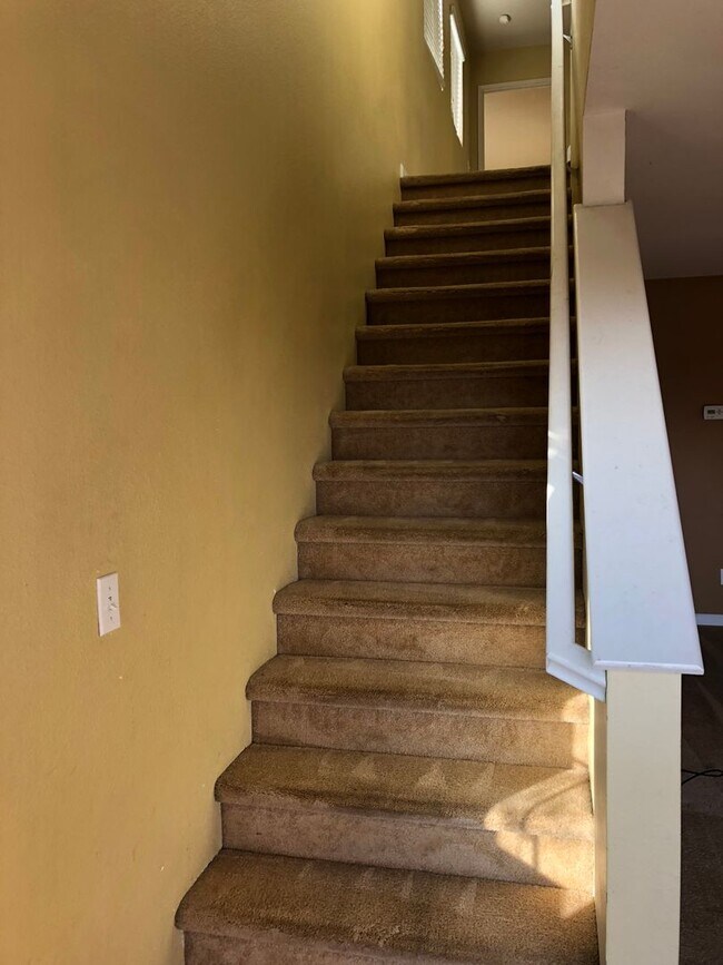 Foto del edificio - Three Bedroom Two Bathroom Two-Story Home for Rent