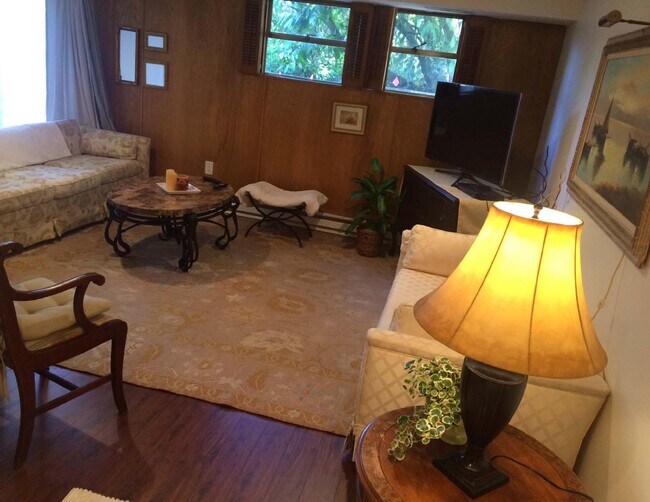 Sala de estar - 1 - 520 17th Ave SE