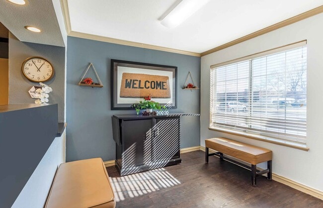 Building Photo - Furnished Studio-Chicago - Naperville - East