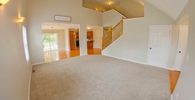 Foto del edificio - 3D Tour Available-HUGE Bedrooms + 2-Car Ga...
