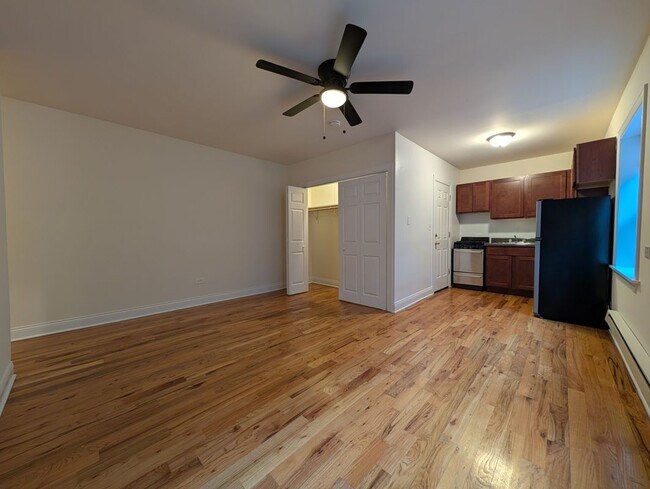 Building Photo - 815 W Cornelia Ave