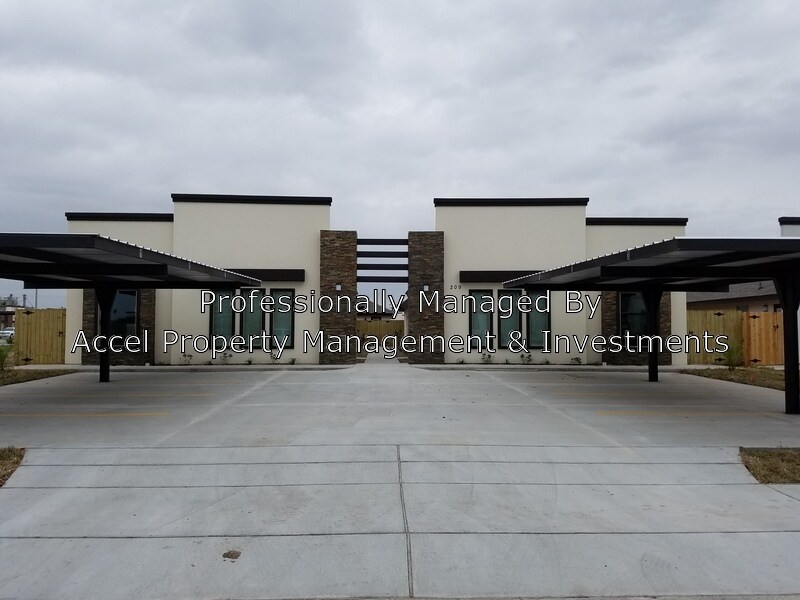 Primary Photo - 209 Teak Dr