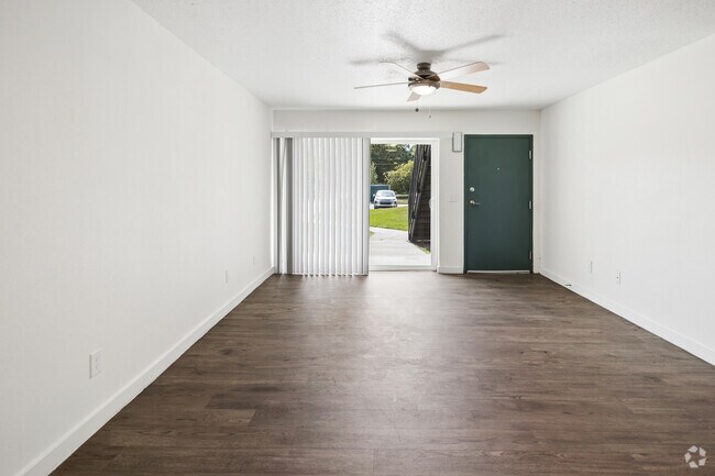 3 habitaciones, 1 baño - 1000 pies cuadrados - Sala de estar - Beachwood Apartments