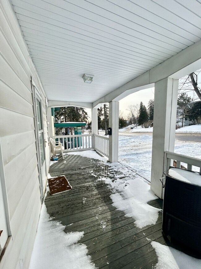 Foto del edificio - AVAILABLE JUNE - 6 BED 1.5 BATH Close to Campus!