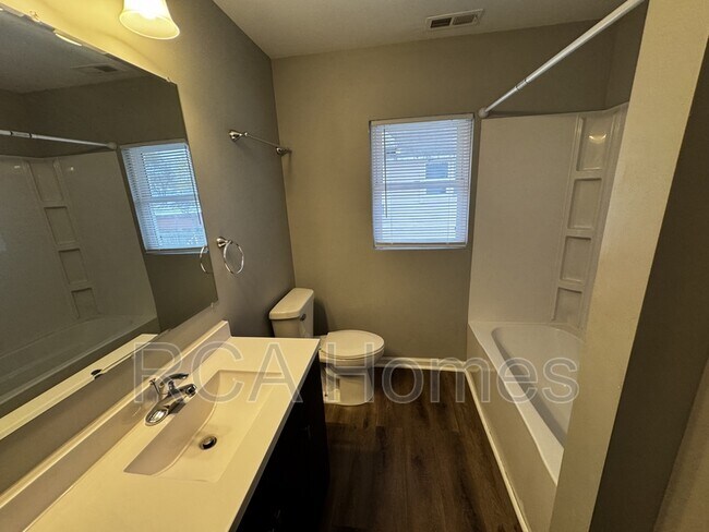 Foto del edificio - 3747 E Market St