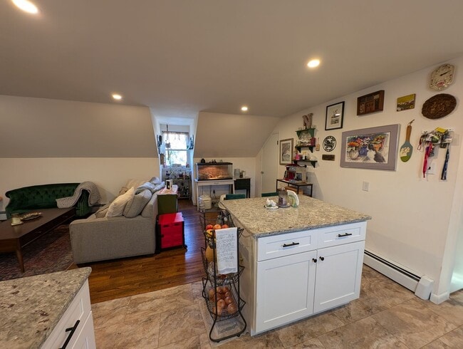 Foto del edificio - Beautiful and Spacious 1 Bed 1 Bath Apartment Above Garage