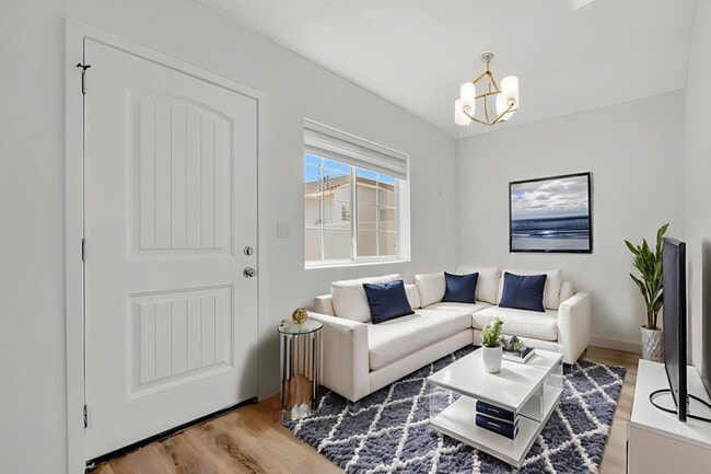 Foto del edificio - Updated 3BR Home with Pool & Detached ADU on Quiet Tree-Lined Street in Tarzana